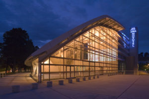 extérieur nuit centre de conférence avec projection